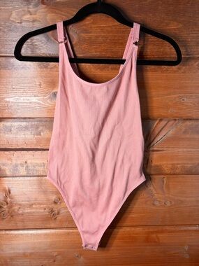 Ribbed Scoop-Neck Bodysuit in Dusty Pink